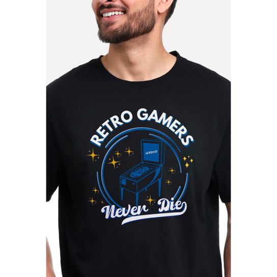 Camiseta Nerd Chic Retro Gamer Never Die - Os Primeiros Jogadores Nerd